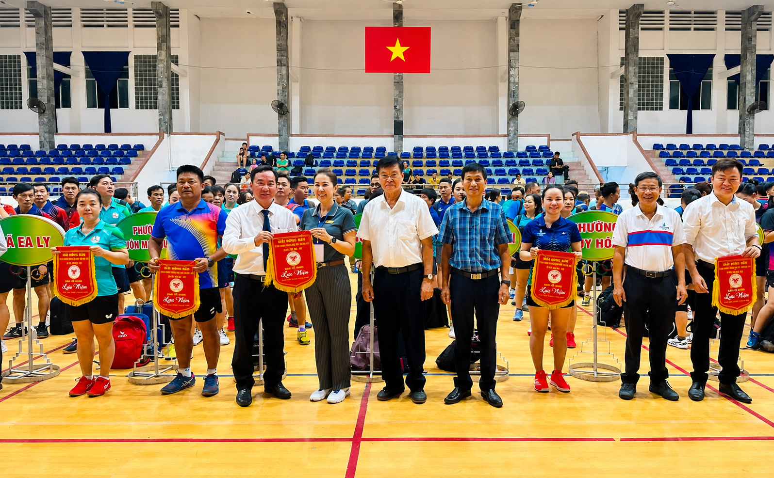 Ban Tổ chức tặng hoa và cờ lưu niệm cho các đoàn tham dự giải